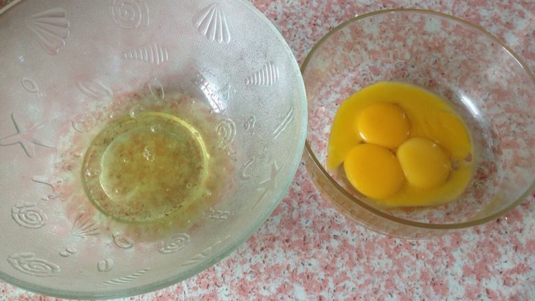 酸奶拉花蛋糕,蛋白和蛋黄分离,蛋白中尽量不要有蛋黄