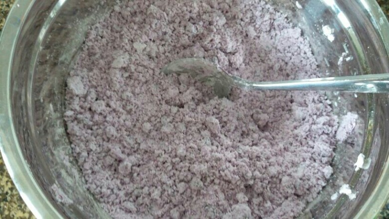 双薯芋圆,加入150克木薯粉拌均匀,再加80克纯净水揉成团状,这个水量不要一次性加入,面团能捏成团不裂口就可以了!(如果紫薯非常干,80克的水也许不够的)