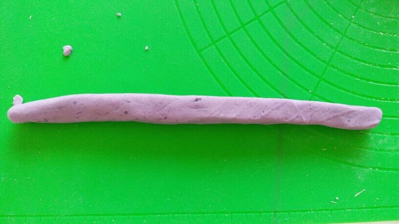 双薯芋圆,紫色面团切一团下来,搓成长条