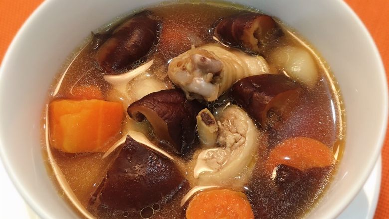温补香菇鸡汤,汤头清香味浓~鸡肉滑嫩~香菇吸满汤汁非常好吃~