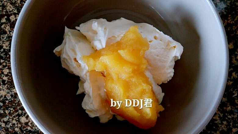 火龙果冰淇淋,加50克我自己做的菠萝酱,拌均匀