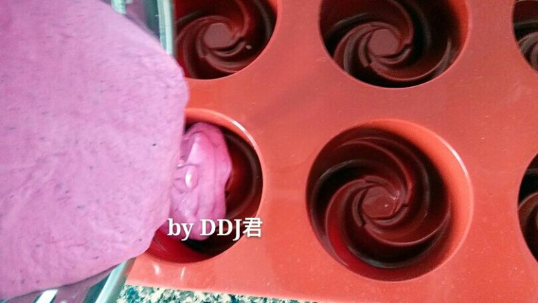 火龙果冰淇淋,拌均匀后,倒入模具内