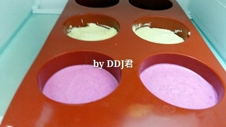 火龙果冰淇淋,放入冰箱,速冻两个小时