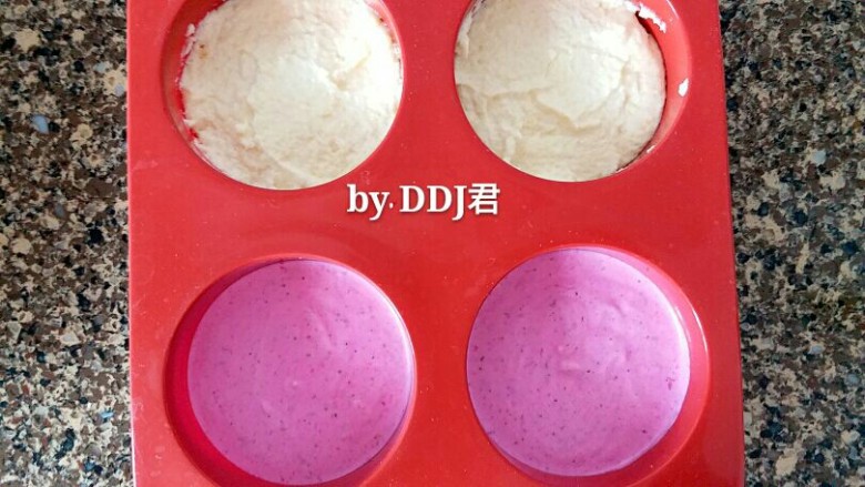 火龙果冰淇淋,轻轻震下模具,不然也会有气泡