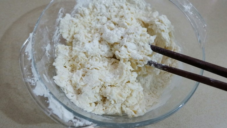 宝宝辅食 番茄冬瓜肉丸汤面,加适量水,搅匀,揉团,最好比饺子面硬一点的面团。然后就可能动手擀面了。