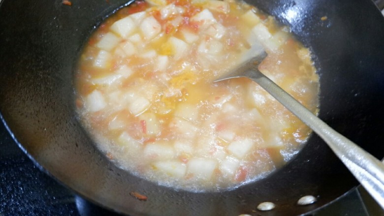 宝宝辅食 番茄冬瓜肉丸汤面,冬瓜煮软以后，再往汤里滚肉丸。肉丸的腌法参考其他几款辅食里的肉丸腌法即可。