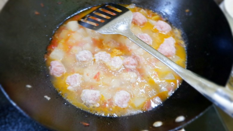 宝宝辅食 番茄冬瓜肉丸汤面,煮到丸子变色就可以了,很容易熟,两三分钟就可以关火了。