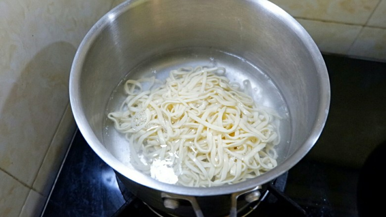 宝宝辅食 番茄冬瓜肉丸汤面,水开放面条煮五到十分钟即可。小孩子吃就煮软一点没关系