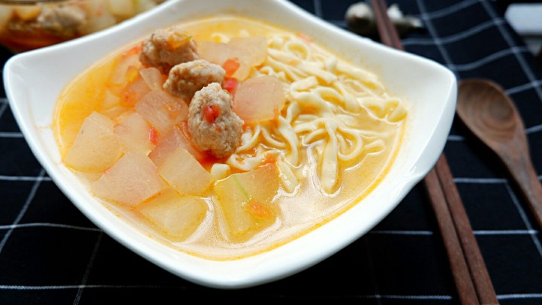 宝宝辅食 番茄冬瓜肉丸汤面,冬瓜软软的,很好消化,小孩子吃了也不容易便秘,所以我们家宝儿一个星期总要吃一两回的。