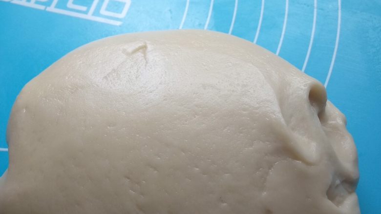超多层次的麻薯肉松蛋黄酥
,取出松弛好的油皮面团,分成25g一个.
