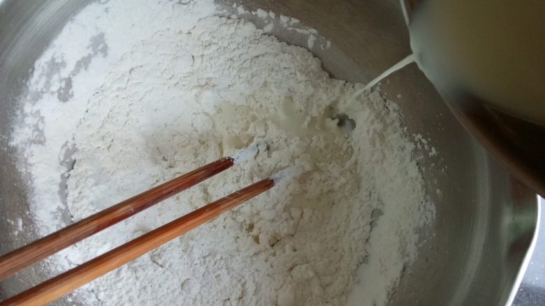 超多层次的麻薯肉松蛋黄酥
,先把糯米粉玉米淀粉和糖混合,牛奶加热至温热的时候,用筷子一边搅拌一边加入牛奶.