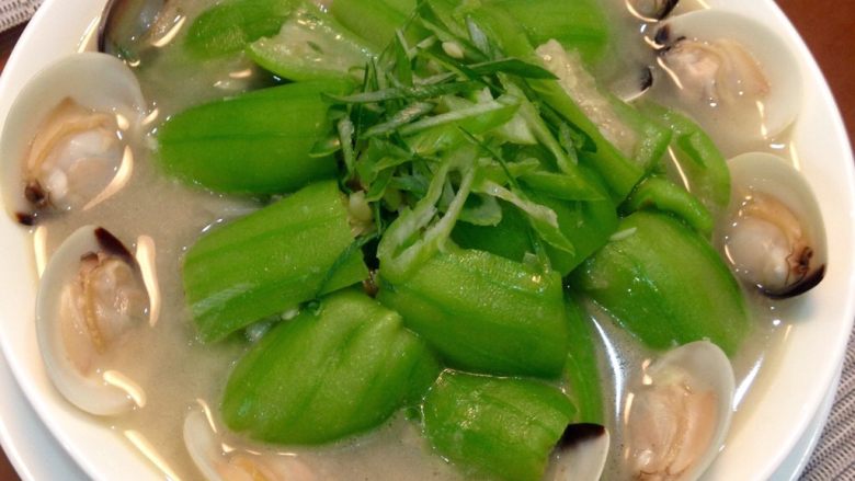 蛤蜊丝瓜,盛盘时先把蛤蜊摆盘边缘,中间倒入烧好的丝瓜和酱汁,再摆上切段的葱和大葱即可。