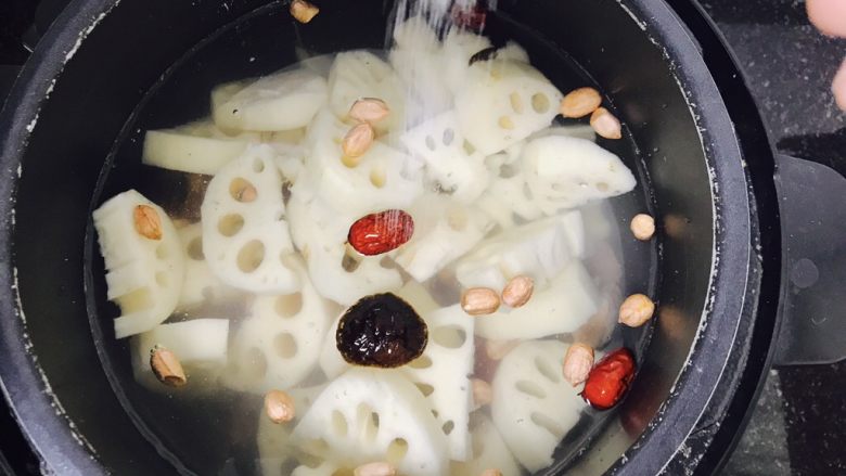 花生莲藕排骨汤,先加入适量的食盐,这样煲出来的肉才有味道,不用加多,汤煲好以后还要再慢慢加盐调味的