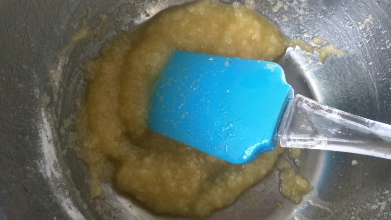 毛毛虫面包,煮至黄油融化,立刻筛入高筋面粉