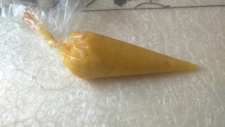 毛毛虫面包,放入裱花袋中,室温备用。