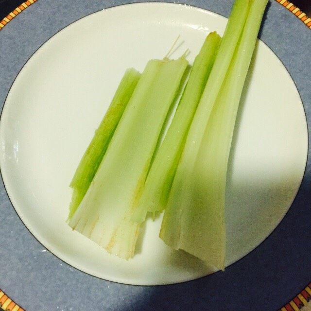 快来,忙里偷闲喝一碗懒人汤,西芹切段或者你手掰~反正你可以掰的!