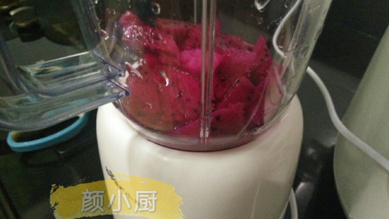 花好月圆,火龙果切小块加一点点<a style='color:red;display:inline-block;' href='/shicai/ 156925'>水</a>放料理机打汁,