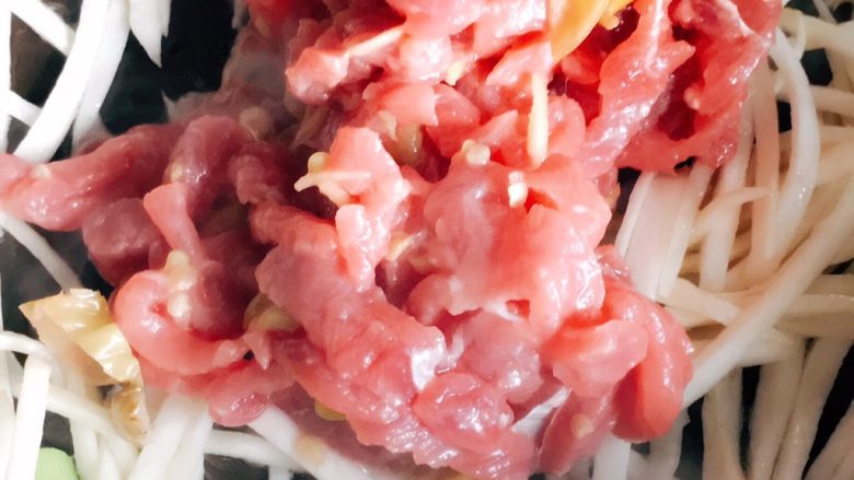 泡椒炒牛肉,茭白丝快熟的时候,放入牛肉,快速翻炒