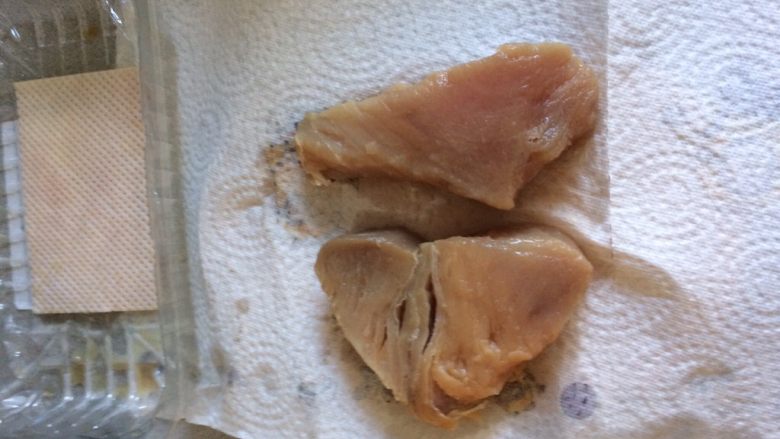 宝宝辅食之彩椒吞拿鱼小米沙拉,接着把<a style='color:red;display:inline-block;' href='/shicai/ 1547'>吞拿鱼</a>水冲下,放在厨房纸上吸干水分
