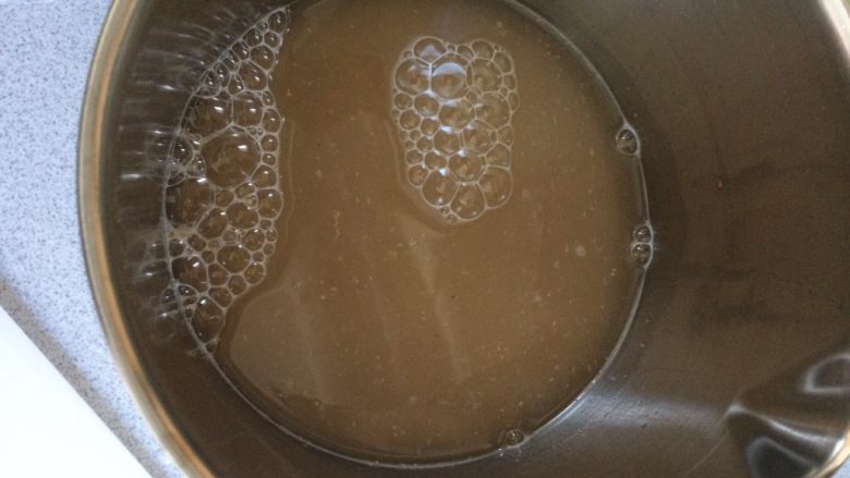 宝宝辅食之彩椒吞拿鱼小米沙拉,洗干净小米后200Ml水泡一下小米