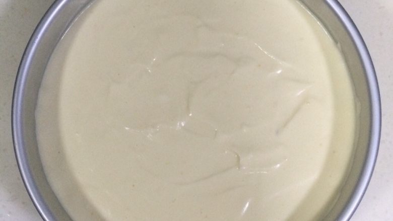 低温原味戚风,把拌好的蛋糕糊倒入8寸戚风模具中,表面抹平,震出气泡。