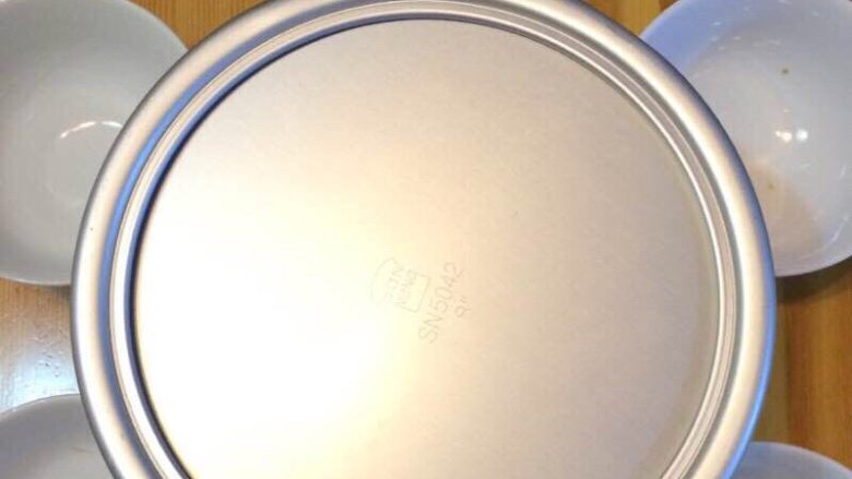低温原味戚风,烤完立刻取出,从20厘米处自由落体两次,然后迅速倒扣放凉。