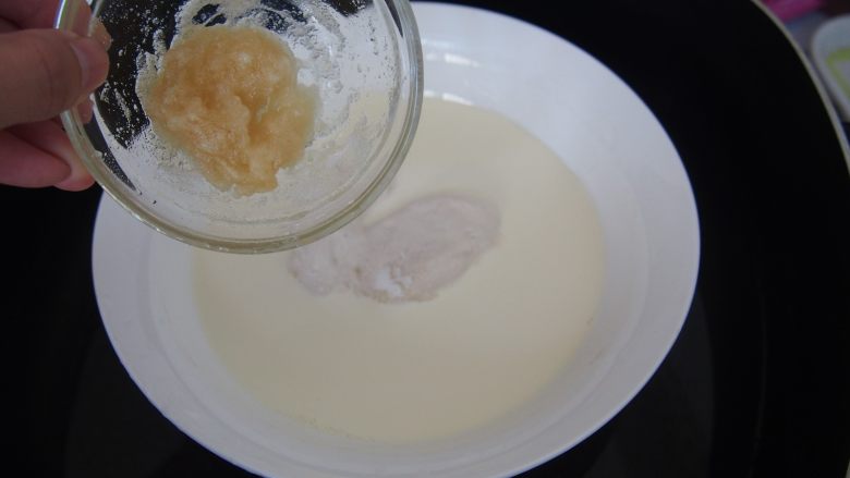 红豆奶油小方,加入清水泡好的吉利丁粉,搅拌至融化。