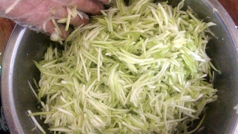 葫芦馅饺子,擦好的葫芦丝放盐,用手揉搓。揉出水份,或者也可以用热水稍稍焯水。这个葫芦丝可不是乐器哦😄