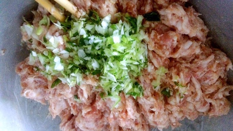 葫芦馅饺子,把葱花放进拌好的肉馅中,少许油烧热,略放凉。浇在肉馅上边。