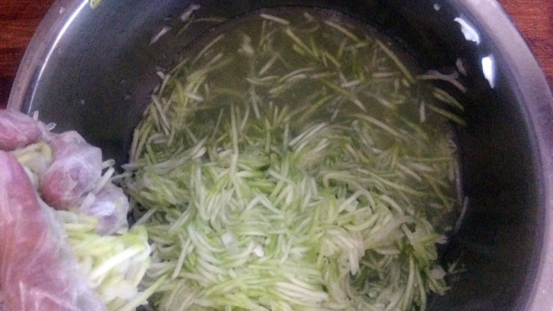 葫芦馅饺子,揉约两分钟左右,即可看到有水份。把葫芦丝挤水捞出。