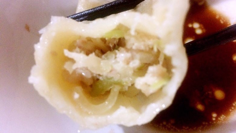 葫芦馅饺子,这个饺子是最后剩一点馅的时候包的,馅小了。葫芦的清香混合着肉香。真的很赞。可以试试哦。