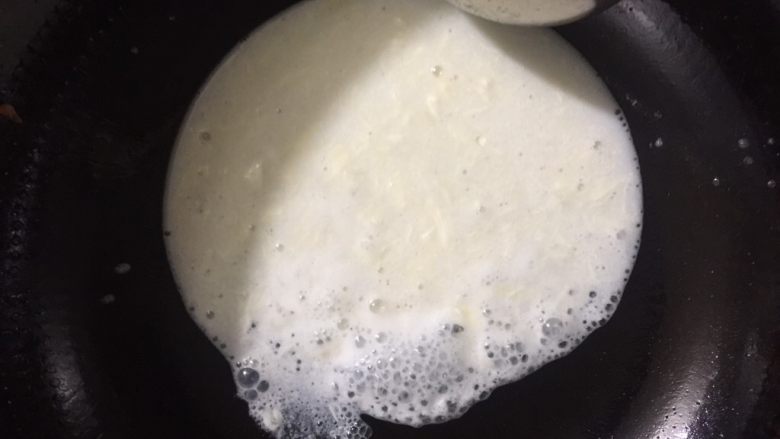 奶香山药,放入炼乳、白糖、牛奶、沙拉酱,熬制粘稠状,倒入山药炒匀即可