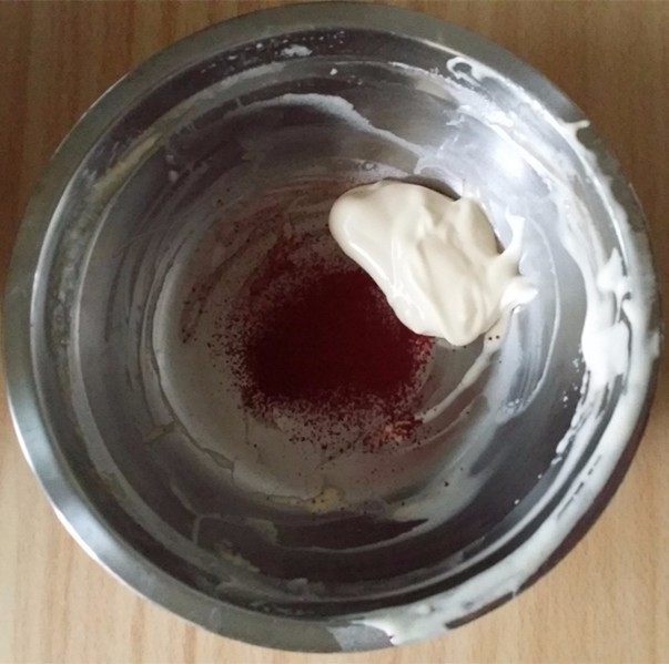 拉花纸杯蛋糕,取少许蛋糕糊与过筛的红曲粉混合好,再装入裱花袋