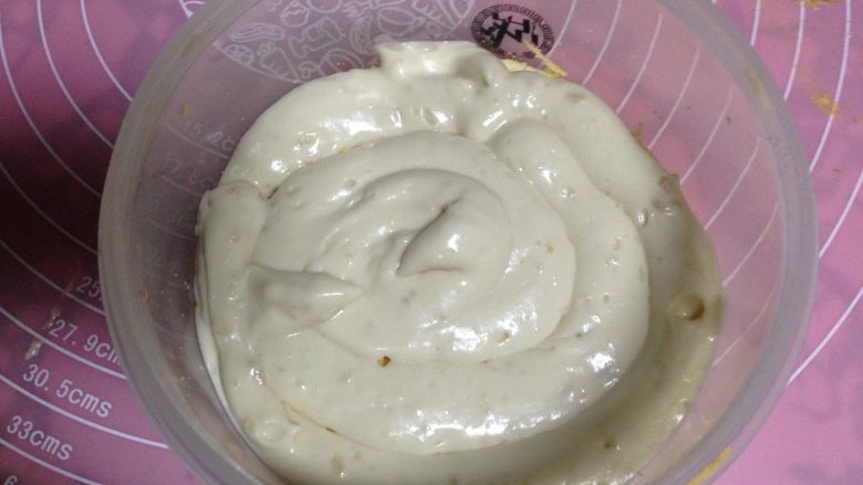 豆乳盒子,上面挤上一层豆乳糊,撒上一层熟豆粉