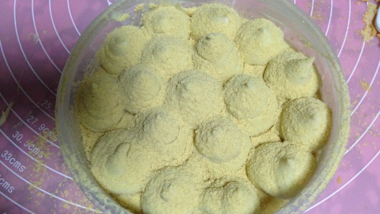 豆乳盒子,撒上熟豆粉,加盖送入冰箱冷藏四小时候后食用口感最佳。