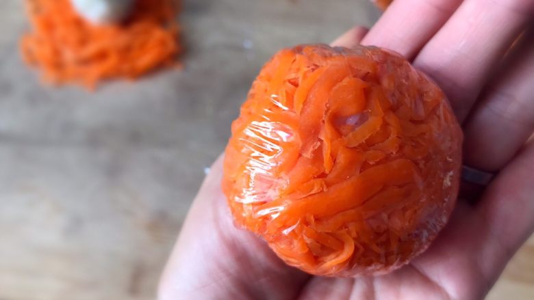 日式手鞠壽司飯團,然後抓起保鮮膜輕輕將飯團壓緊成圓形,注意力度以免將飯團壓得失去彈性。注意不要將保鮮膜包進去。
