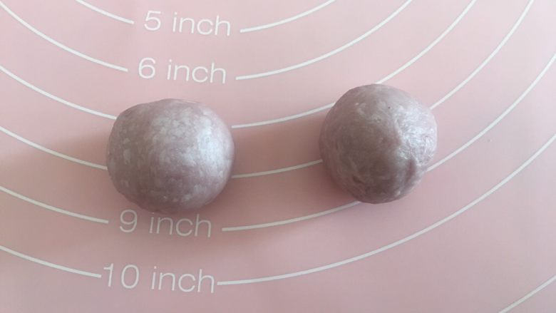 Duffy熊和Shella兔的故事,小熊的脸也是45g面团,耳朵是10g一只。