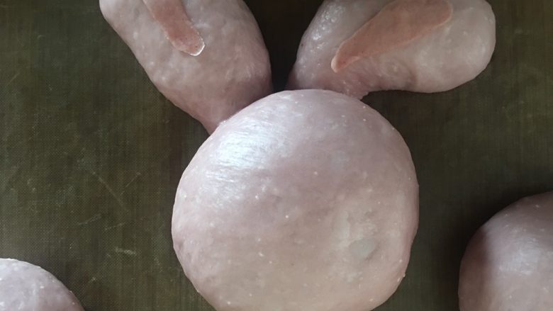 Duffy熊和Shella兔的故事,刚才如果做了粉色欧克皮,这里兔子耳朵可以加一块,没有的话就算了,不太影响效果。