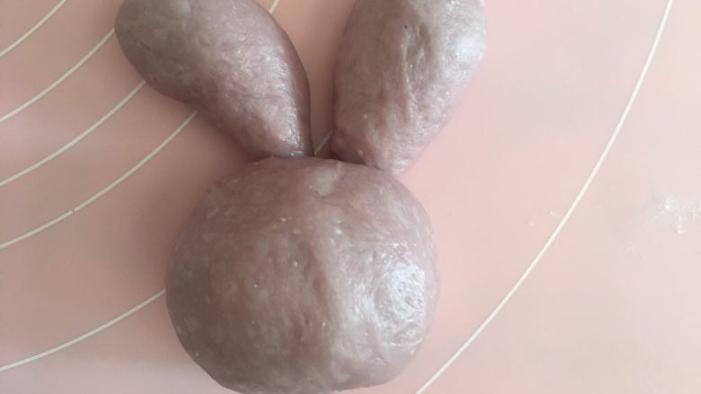 Duffy熊和Shella兔的故事,小兔子的脸是45g面团,耳朵是15g一只。