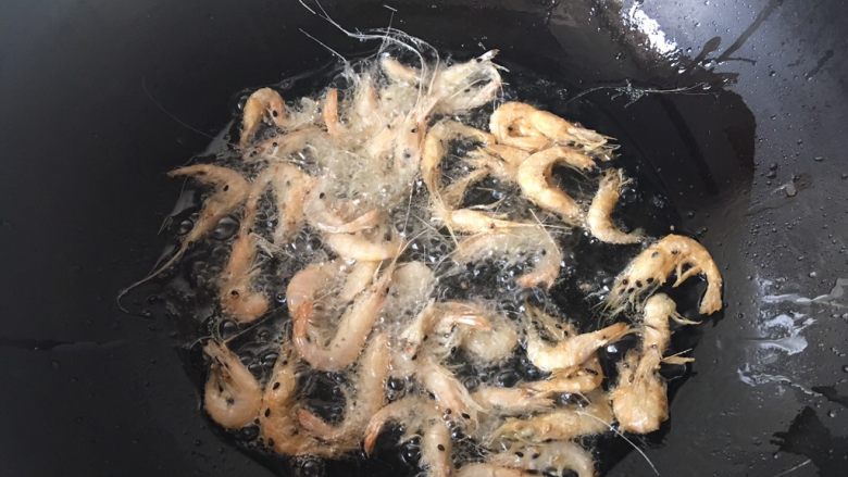 香酥小白虾,放入多些的小白虾炸制,先中火定型,再小火炸熟