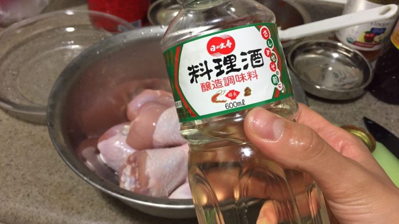 韩式香蒜辣烤鸡,<a style='color:red;display:inline-block;' href='/shicai/ 107'>鸡</a>肉洗干净,沥干水分。加一汤匙料理酒,抓匀,放冰箱冷藏腌制15分钟。