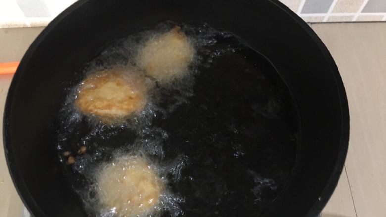 香酥炸藕夹,起一个热油锅,滴一点面糊下去鼓大泡,面糊马上浮起的油温就行,小火慢炸,炸一次炸两次都行,但是复炸一次会更脆哦