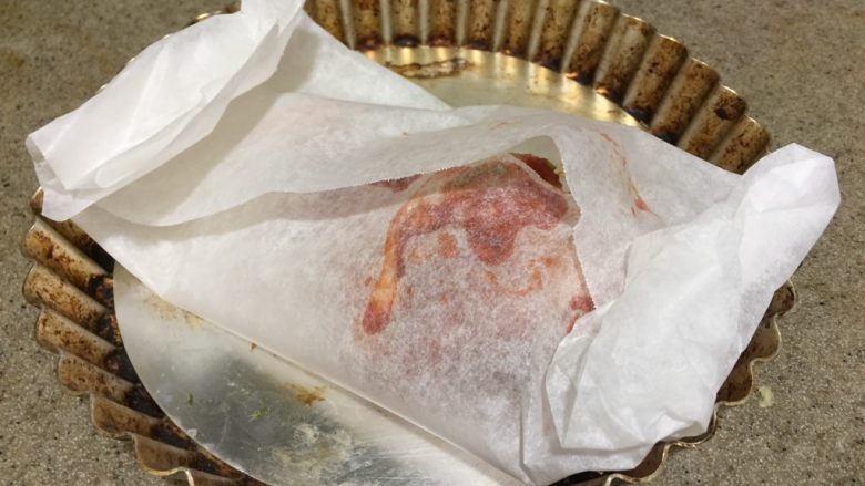 韩式香蒜辣烤鸡,包好的鸡肉放入烤箱,上下火,200度,烤20分钟。取出来,打开纸包,用筷子扎入鸡肉,如没有血水渗出来,就烤好了。如果有血水,再烤5分钟左右。