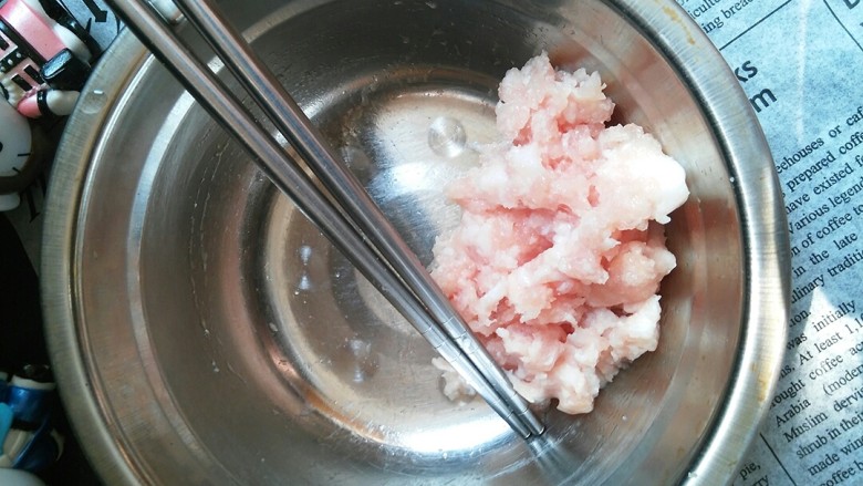 炸响铃,五花肉馅,加盐拌和,