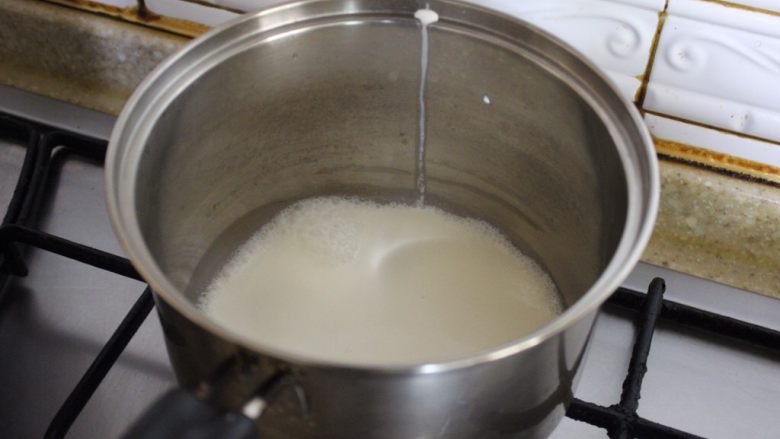 白巧克力慕斯焦糖巧克力蛋糕,在锅里,倒进120ml淡奶油,开小火煮3-5分钟