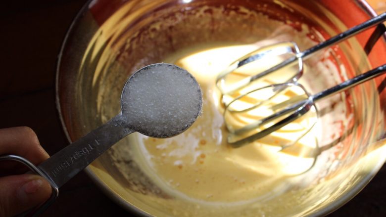 白巧克力慕斯焦糖巧克力蛋糕,加入30ml白砂糖,在搅拌