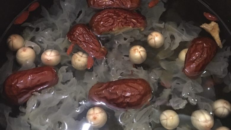 桃胶皂角米雪燕银耳莲子羹,把所有的食材洗干净放入锅中.加入适量的水,大火烧开转小火炖40分钟,加入<a style='color:red;display:inline-block;' href='/shicai/ 866'>冰糖</a>便可食用