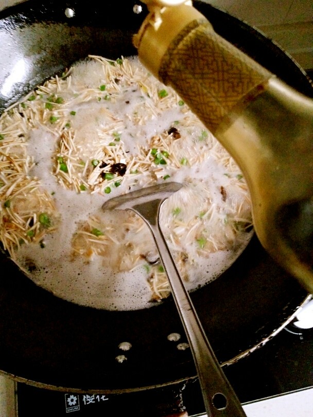 和菜面,加入<a style='color:red;display:inline-block;' href='/shicai/ 762'>老抽</a>1/3勺,起个上色作用,自己把握。