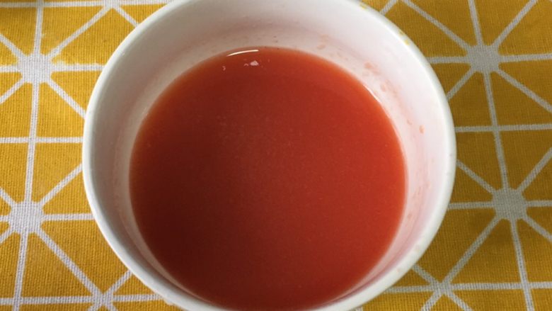 宝宝辅食之黄瓜胡萝卜虾条,切碎的胡萝卜放到搅拌机,加少许水,(水不要放多了,少许就可以。差不多可以让搅拌机工作就可以了)搅拌成细腻的糊。取40克待用