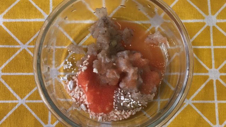 宝宝辅食之黄瓜胡萝卜虾条,在虾泥中加入10克淀粉,大概40克左右胡萝卜汁。(过了周岁宝宝可以加少许盐)
强调下,在调虾糊的时候,加多少胡萝卜汁不是固定的,一定不要一股脑全加进去,根据糊糊的稠度来决定。文中数据只作参考。